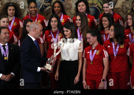 La Reina Letizia recibe la Seleccion femenina Sub-17 de Futbol en El Palacio de la Zarzuela en Madrid Madrid, Spanien 05/07/2018 Spanische Königin Letizia Ortiz während der Königlichen Publikum zu Spanien weiblichen unter 17 Team, nachdem er Euro 2018 in Madrid am Donnerstag, 05. Juli 2018 Stockfoto