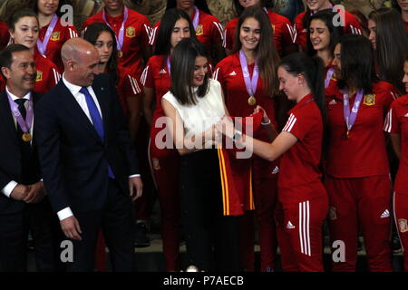 La Reina Letizia recibe la Seleccion femenina Sub-17 de Futbol en El Palacio de la Zarzuela en Madrid Madrid, Spanien 05/07/2018 Spanische Königin Letizia Ortiz während der Königlichen Publikum zu Spanien weiblichen unter 17 Team, nachdem er Euro 2018 in Madrid am Donnerstag, 05. Juli 2018 Stockfoto