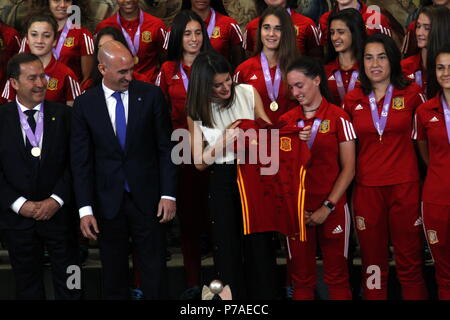 La Reina Letizia recibe la Seleccion femenina Sub-17 de Futbol en El Palacio de la Zarzuela en Madrid Madrid, Spanien 05/07/2018 Spanische Königin Letizia Ortiz während der Königlichen Publikum zu Spanien weiblichen unter 17 Team, nachdem er Euro 2018 in Madrid am Donnerstag, 05. Juli 2018 Stockfoto