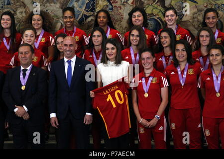 La Reina Letizia recibe la Seleccion femenina Sub-17 de Futbol en El Palacio de la Zarzuela en Madrid Madrid, Spanien 05/07/2018 Spanische Königin Letizia Ortiz während der Königlichen Publikum zu Spanien weiblichen unter 17 Team, nachdem er Euro 2018 in Madrid am Donnerstag, 05. Juli 2018 Stockfoto