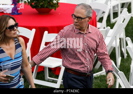 Washington, USA. 4. Juli 2018. Scott Pruitt, Administrator der Environmental Protection Agency (EPA) betreut ein Picknick für militärische Familien in Washington, DC, USA, am Mittwoch, 4. Juli 2018. Dutzende von pensionierten militärischen und nationalen Sicherheitsbeamten trat der NAACP und die American Medical Association drängen ein Bundesberufungsgericht einen Gerichtsbeschluss blockiert Verbot von Trumpf auf Transgender im militärischen Dienst zu wahren. Credit: Yuri Gripas/Pool über CNP/MediaPunch Credit: MediaPunch Inc/Alamy leben Nachrichten Stockfoto