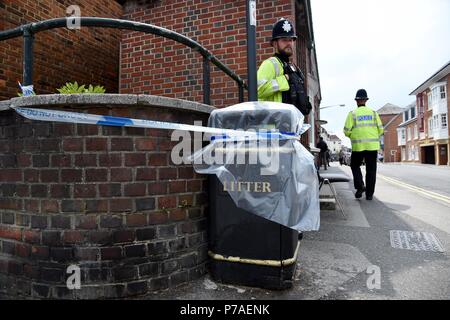 Amesbury, Wiltshire, UK. 5. Juli 2018. Ein Polizist steht an einem Abgesperrt Abfallbehälter auf rollestone Straße, Salisbury Credit: Finnbarr Webster/Alamy leben Nachrichten Stockfoto