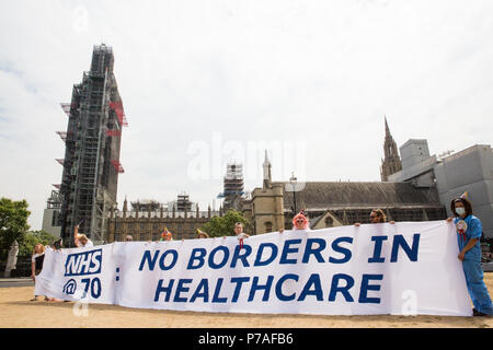 London, Großbritannien. 5. Juli 2018. Aktivisten von Docs nicht Bullen und der NHS Anti-Swindle Team halten ein Banner lesen "NHS @ 70: Keine Grenzen im Gesundheitswesen" im Parlament Platz auf der 70. Geburtstag des National Health Service. Docs nicht Bullen ist eine Gruppe bestehend aus Ärzten, Krankenschwestern, HIV-Aktivisten, Studenten, Lehrer und Laien, die glauben, dass die Gesundheitsversorgung ist ein Menschenrecht und sind mit der Politik der Regierung, die jeder Angst, ein Arzt aus Gründen der Kosten oder Immigration Status machen könnten. Credit: Mark Kerrison/Alamy leben Nachrichten Stockfoto