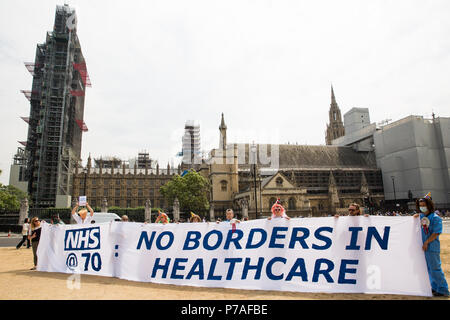 London, Großbritannien. 5. Juli 2018. Aktivisten von Docs nicht Bullen und der NHS Anti-Swindle Team halten ein Banner lesen "NHS @ 70: Keine Grenzen im Gesundheitswesen" im Parlament Platz auf der 70. Geburtstag des National Health Service. Docs nicht Bullen ist eine Gruppe bestehend aus Ärzten, Krankenschwestern, HIV-Aktivisten, Studenten, Lehrer und Laien, die glauben, dass die Gesundheitsversorgung ist ein Menschenrecht und sind mit der Politik der Regierung, die jeder Angst, ein Arzt aus Gründen der Kosten oder Immigration Status machen könnten. Credit: Mark Kerrison/Alamy leben Nachrichten Stockfoto