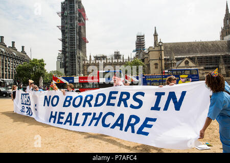 London, Großbritannien. 5. Juli 2018. Aktivisten von Docs nicht Bullen und der NHS Anti-Swindle Team halten ein Banner lesen "NHS @ 70: Keine Grenzen im Gesundheitswesen" im Parlament Platz auf der 70. Geburtstag des National Health Service. Docs nicht Bullen ist eine Gruppe bestehend aus Ärzten, Krankenschwestern, HIV-Aktivisten, Studenten, Lehrer und Laien, die glauben, dass die Gesundheitsversorgung ist ein Menschenrecht und sind mit der Politik der Regierung, die jeder Angst, ein Arzt aus Gründen der Kosten oder Immigration Status machen könnten. Credit: Mark Kerrison/Alamy leben Nachrichten Stockfoto