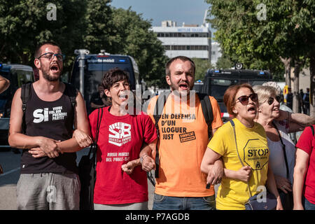 Juli 5, 2018 - Barcelona, Katalonien, Spanien - eine Reihe von Menschen machen eine Verteidigungslinie auf der Auktion zu verhindern. Die Mobilisierung der Bevölkerung gegen die öffentliche Auktion einen Satz von Eigenschaften entsprechenden Vererbungen zu erbengemeinschaften hat es geschafft, den Start der Auktion für 10:00 Uhr Trotz der starken Widerstand der Bevölkerung, die auktionatoren und Käufer zugreifen, haben die Site wurde mit Hilfe der katalanischen Polizei Mossos d'Esquadra zu verzögern. Den ganzen Morgen haben kleine Auseinandersetzungen zwischen Aktivistinnen und Polizei. (Bild: © Paco Freire/SOPA Bilder über ZUMA Draht) Stockfoto