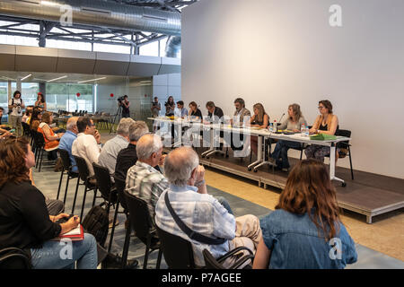 Barcelona, Katalonien, Spanien. 5. Juli 2018. Allgemeine Ansicht der Raum, in dem die Versteigerung abgehalten wurde. Die Mobilisierung der Bevölkerung gegen die öffentliche Auktion einen Satz von Eigenschaften entsprechenden Vererbungen zu erbengemeinschaften gelungen ist, den Start der Auktion für 10:00 Uhr Trotz der starken Widerstand der Bevölkerung, die auktionatoren und Käufer zugreifen, haben die Site wurde mit Hilfe der katalanischen Polizei Mossos d'Esquadra zu verzögern. Den ganzen Morgen haben kleine Auseinandersetzungen zwischen Aktivistinnen und Polizei. Credit: Paco Freire/SOPA Images/ZUMA Draht/Alamy leben Nachrichten Stockfoto