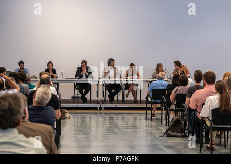 Barcelona, Katalonien, Spanien. 5. Juli 2018. Allgemeine Ansicht der Raum, in dem die Versteigerung abgehalten wurde. Die Mobilisierung der Bevölkerung gegen die öffentliche Auktion einen Satz von Eigenschaften entsprechenden Vererbungen zu erbengemeinschaften gelungen ist, den Start der Auktion für 10:00 Uhr Trotz der starken Widerstand der Bevölkerung, die auktionatoren und Käufer zugreifen, haben die Site wurde mit Hilfe der katalanischen Polizei Mossos d'Esquadra zu verzögern. Den ganzen Morgen haben kleine Auseinandersetzungen zwischen Aktivistinnen und Polizei. Credit: Paco Freire/SOPA Images/ZUMA Draht/Alamy leben Nachrichten Stockfoto