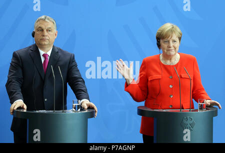 Berlin, Deutschland. 05. Juli 2018. Die deutsche Bundeskanzlerin Angela Merkel (R) und der ungarische Premierminister Victor Orban während einer gemeinsamen Pressekonferenz im Bundeskanzleramt in Berlin, Deutschland, 05. Juli 2018. Credit: Kay Nietfeld/dpa/Alamy leben Nachrichten Stockfoto