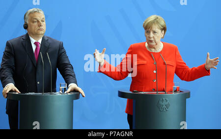 Berlin, Deutschland. 05. Juli 2018. Die deutsche Bundeskanzlerin Angela Merkel (R) und der ungarische Premierminister Victor Orban während einer gemeinsamen Pressekonferenz im Bundeskanzleramt in Berlin, Deutschland, 05. Juli 2018. Credit: Kay Nietfeld/dpa/Alamy leben Nachrichten Stockfoto