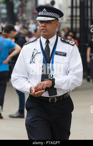 London, Großbritannien. 5. Juli 2018. Neil Basu, Assistant Commissioner der Metropolitan Police der Arbeiten von Spezialisten, kommt für eine Sitzung der Cobra Emergency Committee der Reaktion seitens der Regierung des Vereinigten Königreichs auf die neuesten Novichok Nerv agent Lebensmittelvergiftungen in Wiltshire zu diskutieren. Credit: Mark Kerrison/Alamy leben Nachrichten Stockfoto