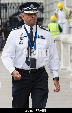 London, Großbritannien. 5. Juli 2018. Neil Basu, Assistant Commissioner der Metropolitan Police der Arbeiten von Spezialisten, kommt für eine Sitzung der Cobra Emergency Committee der Reaktion seitens der Regierung des Vereinigten Königreichs auf die neuesten Novichok Nerv agent Lebensmittelvergiftungen in Wiltshire zu diskutieren. Credit: Mark Kerrison/Alamy leben Nachrichten Stockfoto