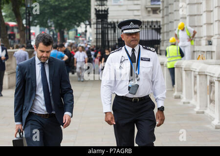 London, Großbritannien. 5. Juli 2018. Neil Basu, Assistant Commissioner der Metropolitan Police der Arbeiten von Spezialisten, kommt für eine Sitzung der Cobra Emergency Committee der Reaktion seitens der Regierung des Vereinigten Königreichs auf die neuesten Novichok Nerv agent Lebensmittelvergiftungen in Wiltshire zu diskutieren. Credit: Mark Kerrison/Alamy leben Nachrichten Stockfoto