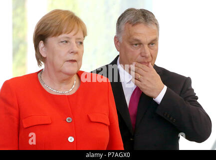 Deutschland, Berlin. 5. Juli 2018. Die deutsche Bundeskanzlerin Angela Merkel (CDU, L) und dem ungarischen Ministerpräsidenten Victor Orban kommen für eine Pressekonferenz im Bundeskanzleramt. Merkel erhielt Orban für eine Sitzung zuvor. Quelle: Wolfgang Kumm/dpa/Alamy leben Nachrichten Stockfoto