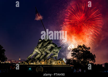 Washington, DC, USA. 4. Juli 2018. Das Feuerwerk auf der National Mall als aus dem Marine Corps Memorial in Arlington, Virginia. Quelle: Michael Jordan/ZUMA Draht/Alamy leben Nachrichten Stockfoto