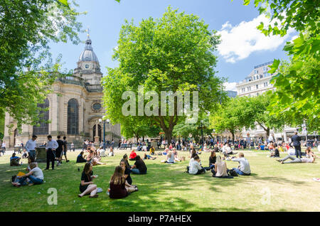 Birmingham, Großbritannien. 5. Juli 2018. Mitarbeiter im Büro genießen Sie die Sonne am Mittag auf dem Gelände des St. Philip's Kathedrale im Zentrum von Birmingham. Credit: Nick Maslen/Alamy leben Nachrichten Stockfoto