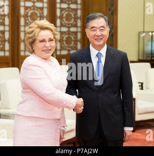 (180705) - Peking, 5. Juli 2018 (Xinhua) - Wang Yang (R), Vorsitzender des Nationalen Ausschusses der Chinese People's Political Consultative Conference (Cppcc), erfüllt mit der Russischen Föderation Rat Lautsprecher Valentina Matwijenko in der Großen Halle des Volkes in Peking, der Hauptstadt von China, 5. Juli 2018. (Xinhua/Huang Jingwen) (sxk) Stockfoto