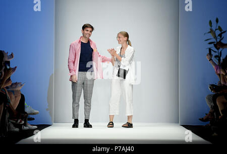 Berlin, Deutschland. 05. Juli 2018. Ivan Mandzukic (l) dargestellt nach der Show. Die Kollektionen für Frühjahr/Sommer 2019 werden an der Berlin Fashion Week präsentierte. Quelle: Britta Pedersen/dpa-Zentralbild/dpa/Alamy leben Nachrichten Stockfoto