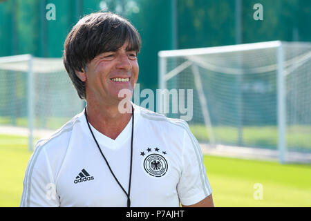 Eingereicht - 16. Juni 2018, Russland, Vatutinki: Fußball-WM, Deutschland Team Training Session. Bundestrainer Joachim Loew lachen. Foto: Christian Charisius/dpa Stockfoto