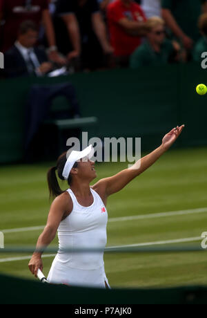 London, England - Juli 5, 2018. Wimbledon Tennis: Gereat Großbritanniens Heather Watson dient bei ihrem Spiel in Wimbledon verdoppelt. Sie und Partner Tatjana Maria fiel auf das chinesische Team von Chen Liang und Shuai Zhangg Credit: Adam Stoltman/Alamy leben Nachrichten Stockfoto