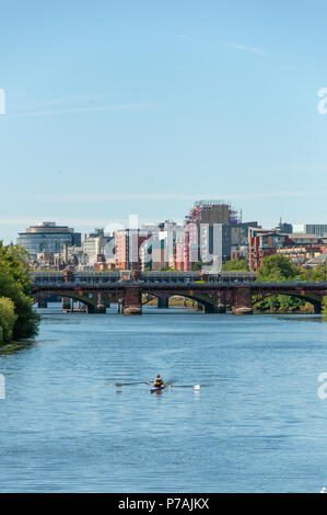 Glasgow, Schottland, Großbritannien. 5. Juli 2018. UK Wetter. Weibliche Ruderer in einem doppelten scull Training auf einem ruhigen Fluss Clyde an einem warmen, sonnigen Nachmittag. Credit: Skully/Alamy leben Nachrichten Stockfoto