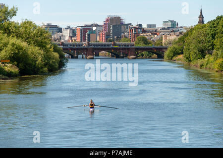 Glasgow, Schottland, Großbritannien. 5. Juli 2018. UK Wetter. Weibliche Ruderer in einem doppelten scull Training auf einem ruhigen Fluss Clyde an einem warmen, sonnigen Nachmittag. Credit: Skully/Alamy leben Nachrichten Stockfoto