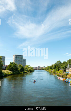 Glasgow, Schottland, Großbritannien. 5. Juli 2018. UK Wetter. Weibliche Ruderer in einem doppelten scull Training auf einem ruhigen Fluss Clyde an einem warmen, sonnigen Nachmittag. Credit: Skully/Alamy leben Nachrichten Stockfoto