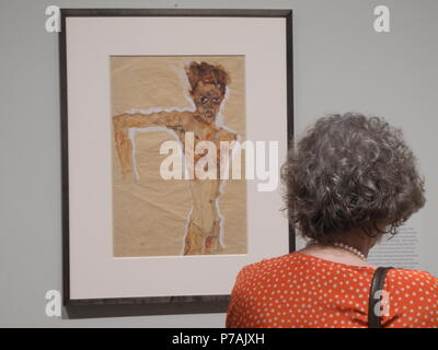 New York, USA. 02 Juli, 2018. Ein Selbstbildnis des Künstlers Egon Schiele (1890 - 1918) hängen in der Met Breuer Museum in New York. Credit: Johannes Schmitt-Tegge/dpa/Alamy leben Nachrichten Stockfoto