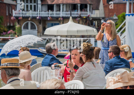 Henley on Thames, Großbritannien. 5. Juli 2018. Ein weiterer heißer Tag bringt die Blazers und Sommer Kleider in die Stewards Enclosure - Henley Royal regatta, Henley on Thames, Großbritannien, 05. Jul 2018. Credit: Guy Bell/Alamy leben Nachrichten Stockfoto