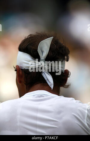 London, England - Juli 5, 2018. Wimbledon Tennis: Rafael Nadal das Stirnband ist fest an Ort und Stelle durch den festen Knoten, die er während seiner zweiten Runde Spiel gegen Mikhail Kukushkin von Kasachstan gebunden gehalten. Quelle: Adam Stoltman/Alamy leben Nachrichten Stockfoto