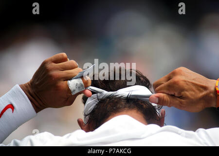 London, England - Juli 5, 2018. Wimbledon Tennis: Rafael Nadal aus Spanien stellt sein Stirnband während seines zweiten runden Match gegen Mikhail Kukushkin von Kasachstan. Quelle: Adam Stoltman/Alamy leben Nachrichten Stockfoto