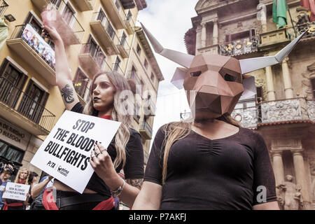 Pamplona, Navarra, Spanien. 5. Juli 2018. Aktivist gegen Tierquälerei im Bull Kämpfe trägt eine Pappe groppe Maske vor dem San Fermin feiern, Spanien. Banner sagt auf der obersten bullfightings 'Credit: Celestino Arce/ZUMA Draht/Alamy leben Nachrichten Stockfoto