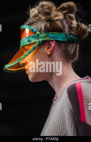 Berlin, Deutschland. 05. Juli 2018. Ein Modell das Tragen einer Schaffung von Designer Dawid Tomaszewski. Die Kollektionen für Frühjahr/Sommer 2019 werden an der Berlin Fashion Week präsentierte. Credit: Gregor Fischer/dpa/Alamy leben Nachrichten Stockfoto