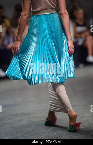 Berlin, Deutschland. 05. Juli 2018. Ein Modell das Tragen einer Schaffung von Designer Dawid Tomaszewski. Die Kollektionen für Frühjahr/Sommer 2019 werden an der Berlin Fashion Week präsentierte. Credit: Gregor Fischer/dpa/Alamy leben Nachrichten Stockfoto