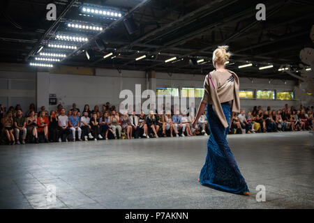 Berlin, Deutschland. 05. Juli 2018. Ein Modell das Tragen einer Schaffung von Designer Dawid Tomaszewski. Die Kollektionen für Frühjahr/Sommer 2019 werden an der Berlin Fashion Week präsentierte. Credit: Gregor Fischer/dpa/Alamy leben Nachrichten Stockfoto