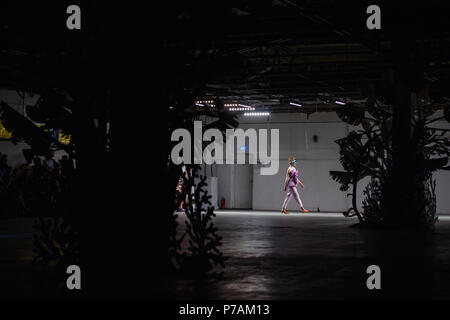 Berlin, Deutschland. 05. Juli 2018. Ein Modell das Tragen einer Schaffung von Designer Dawid Tomaszewski. Die Kollektionen für Frühjahr/Sommer 2019 werden an der Berlin Fashion Week präsentierte. Credit: Gregor Fischer/dpa/Alamy leben Nachrichten Stockfoto