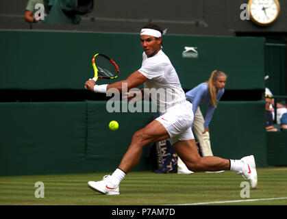 London, England - Juli 5, 2018. Wimbledon Tennis: Rafael Nadal aus Spanien während seines zweiten runden Match gegen Mikhail Kukushkin von Kasachstan. Quelle: Adam Stoltman/Alamy leben Nachrichten Stockfoto