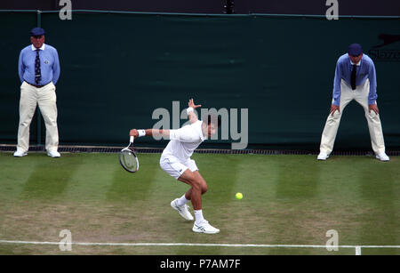 London, England - Juli 5, 2018. Wimbledon Tennis: Novak Djokovic aus Serbien während seiner zweiten Runde Sieg über Horacio Zeballos von Argentinien heute bei Wimbledon Credit: Adam Stoltman/Alamy leben Nachrichten Stockfoto