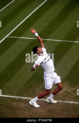 London, England - Juli 5, 2018. Wimbledon Tennis: Novak Djokovic aus Serbien während seiner zweiten Runde Sieg über Horacio Zeballos von Argentinien heute bei Wimbledon Credit: Servieren sie Adam Stoltman/Alamy leben Nachrichten Stockfoto