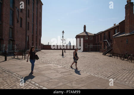 LIVERPOOL, Großbritannien. Vom 8. Juli 2018. Mermaid's Court in der Stadt Albert Dock ist seine eigene "Berggebiete" mit der Installation eines Kunstwerks zu 10 Jahre markieren seit 2008 Liverpool die Kulturhauptstadt Europas gehostet zu erhalten. Der bunten Steinen, der 10 m (33 ft) Skulptur wird Künstler Ugo Rondinone des ersten in Großbritannien. Premos/Alamy leben Nachrichten Stockfoto