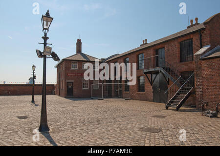 LIVERPOOL, Großbritannien. Vom 8. Juli 2018. Mermaid's Court in der Stadt Albert Dock ist seine eigene "Berggebiete" mit der Installation eines Kunstwerks zu 10 Jahre markieren seit 2008 Liverpool die Kulturhauptstadt Europas gehostet zu erhalten. Der bunten Steinen, der 10 m (33 ft) Skulptur wird Künstler Ugo Rondinone des ersten in Großbritannien. Premos/Alamy leben Nachrichten Stockfoto