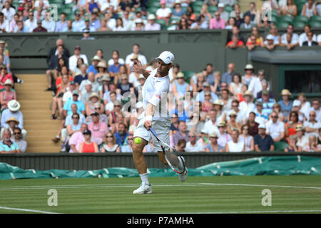 London, Großbritannien. 5. Juli 2018. 5. Juli 2018, All England Lawn Tennis und Croquet Club, London, England; die Wimbledon Tennis Championships, Tag 4; Klahn (USA) Zurück zu Kyle Edmund (GBR) Credit: Aktion Plus Sport Bilder/Alamy leben Nachrichten Stockfoto