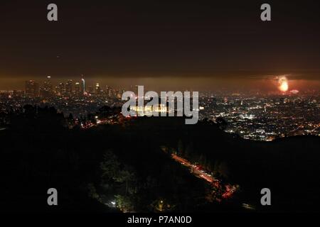 Feuerwerk explodieren über Los Angeles wie eine brodelnde Inferno während der 4. Juli feiern. 4. Juli 2018. Griffith Observatorium thront über dem Chaos wie eine goldene Licht Quelle: Sarah Murray/Stumbleweeds/ZUMA Draht/Alamy leben Nachrichten Stockfoto