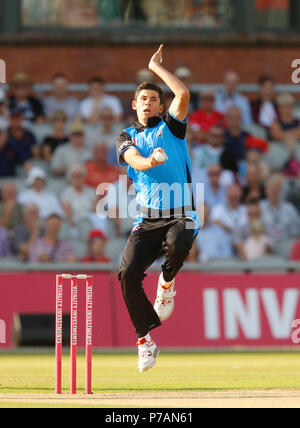 Emirate Old Trafford, Manchester, UK. 5. Juli 2018. Vitalität Blast T20 Cricket, Lancashire Blitz versus Worcester Rapids; Patrick Braun von Worcestershire Rapids Schüsseln während seiner ersten im Laufe des Abends Credit: Aktion plus Sport/Alamy leben Nachrichten Stockfoto