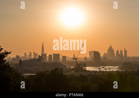 London, Großbritannien. 5. Juli 2018. UK Wetter: Sonnenuntergang von der Oberseite der Greenwich Park endet an einem anderen Tag der Sommerhitze. Credit: Guy Corbishley/Alamy leben Nachrichten Stockfoto