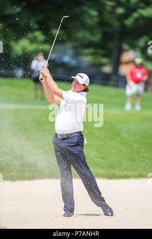 White Sulphur Springs, WV, USA. 5 Mai, 2018. Phil Mickelson Chips aus dem Bunker in der 8. Bohrung während der öffnung, die von einer militärischen Tribut am Greenbrier in White Sulphur Springs, WV. Jonathan Huff/CSM/Alamy leben Nachrichten Stockfoto
