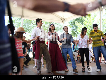 Washington, USA. 5. Juli 2018. Anwesende Personen armenischen Hochzeit custom während des Smithsonian Folklife Festival in Washington, DC, USA, am 5. Juli 2018. Armenische Hochzeit und Feier Tänze, Teil der Smithsonian Folklife Festival, fand hier am Donnerstag. Quelle: Liu Jie/Xinhua/Alamy leben Nachrichten Stockfoto