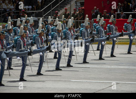 Caracas, Venezuela. 5. Juli 2018. Venezolanische Militär in der Zeremonie für die 207 Jahre der Unabhängigkeit Venezuelas teilnehmen, am Fort Tiuna in der Stadt Caracas. Credit: Marcos Salgado/Alamy leben Nachrichten Stockfoto