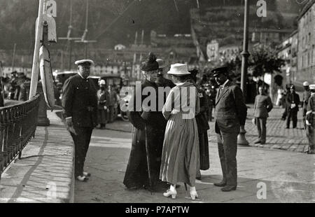 42 La Reina María Cristina y otros Angemeldet bleiben de La Familia Real en El Muelle de San Sebastián (1 de 2) - Fondo Car-Kutxa Fototeka Stockfoto