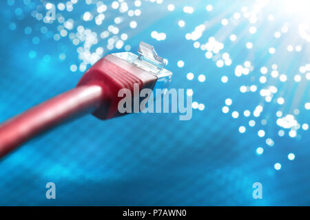 Futuristische technologischen Hintergrund, Nahaufnahme auf dem Ende der roten Glasfaser Netzwerkkabel auf blauem Hintergrund Stockfoto
